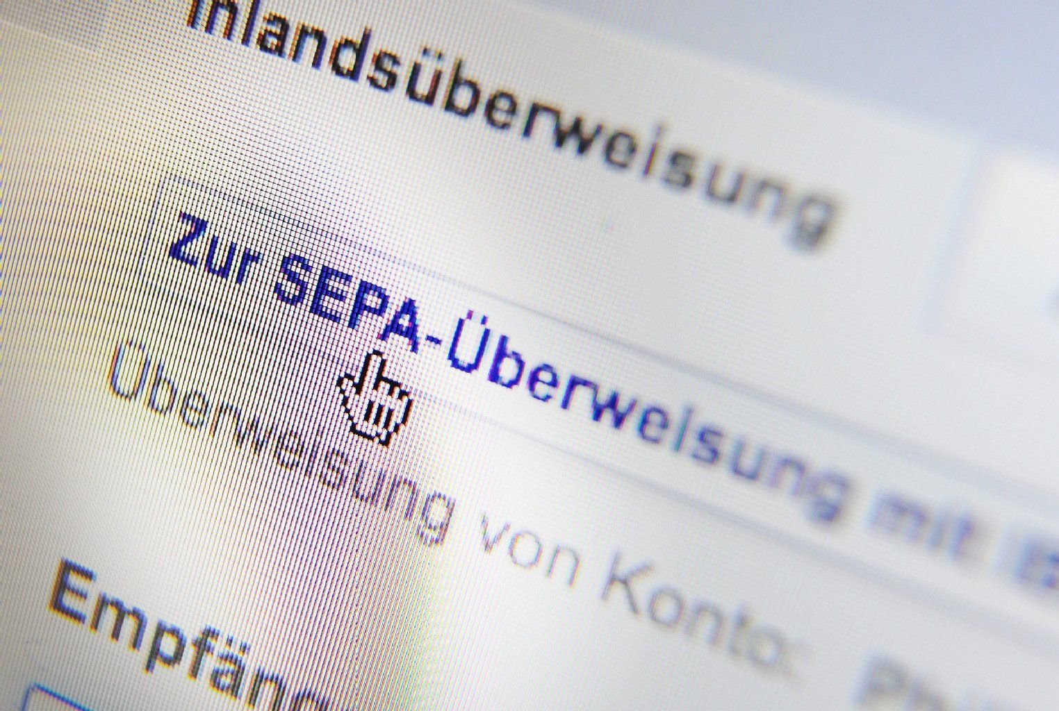 Unternehmen und Vereine dürfen Lastschriften nur noch im neuen Sepa-Format vornehmen.