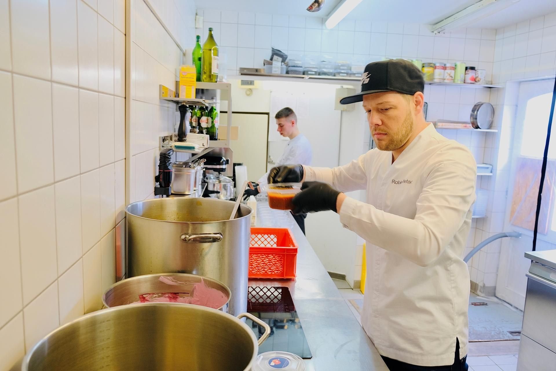 Robin Pietsch bereitet in der Küche seines Restaurants Essen für Pflegekräfte, Einzelhändler und Ärzte zu.