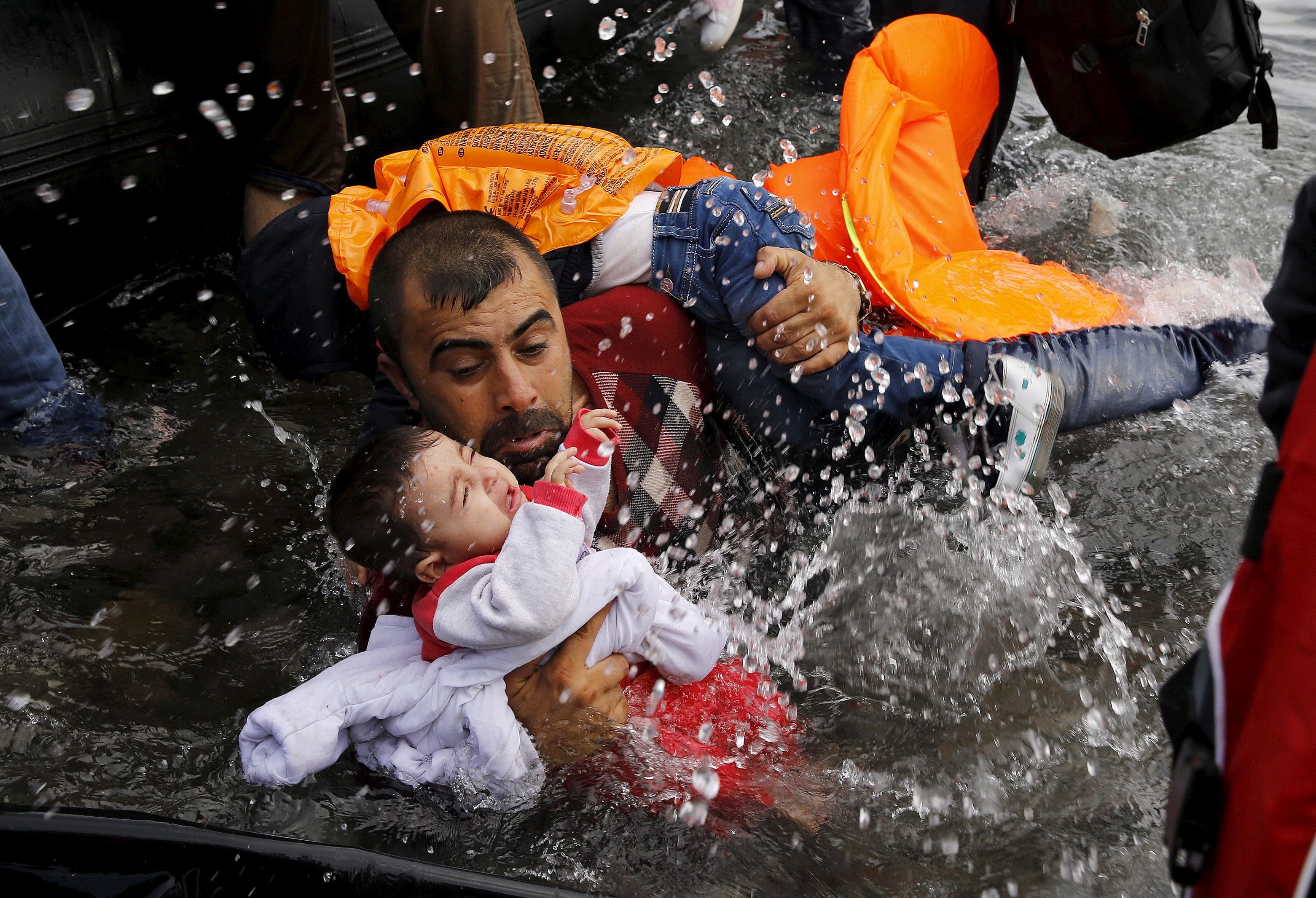 Ein syrischer Flüchtling kommt mit seinem Baby auf Lesbos an.