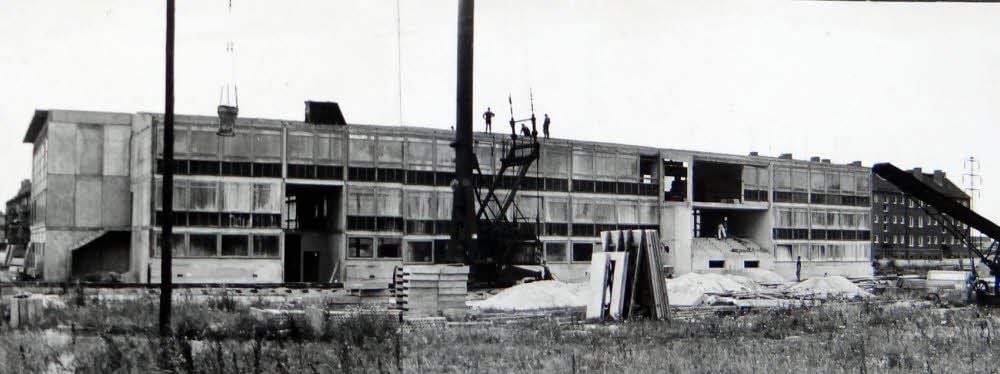 „Fleißige Hände des WBK (Wohnungsbaukombinat - die Red.) Bitterfeld sind am Werk“, heißt es unter diesem Bild im Fotoalbum des ersten Schulleiters.