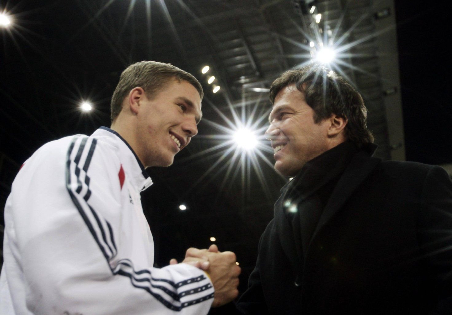 Rekordnationalspieler Lothar Matthäus (l.) und Lukas Podolski bei einer Begegnung aus dem Jahr 2007.