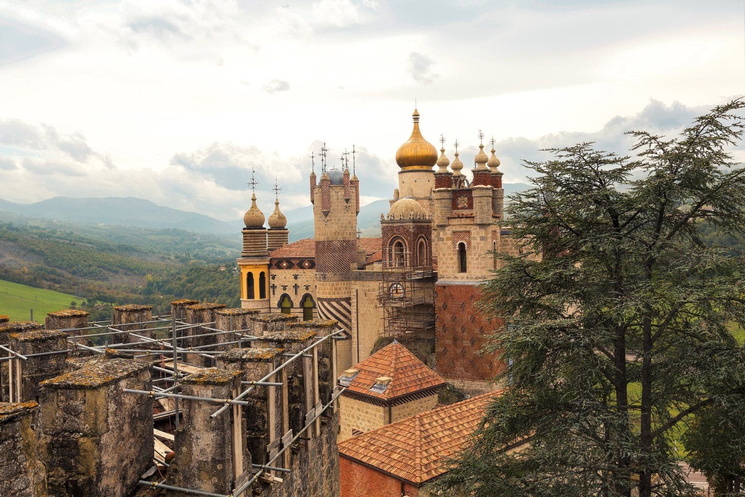 Favoloso: Wie ein Märchenschloss aus 1001 Nacht thront die Rocchetta über den sanften Hügeln der Emilia-Romagna. Seine ungewöhnliche Architektur lässt das Bauwerk wie einen bizarren Fremdkörper wirken. Derzeit wird es aufwendig saniert.