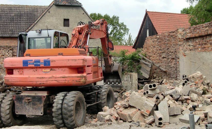 Auf dem Hof des zukünftigen Zuhauses wird alles abgerissen.