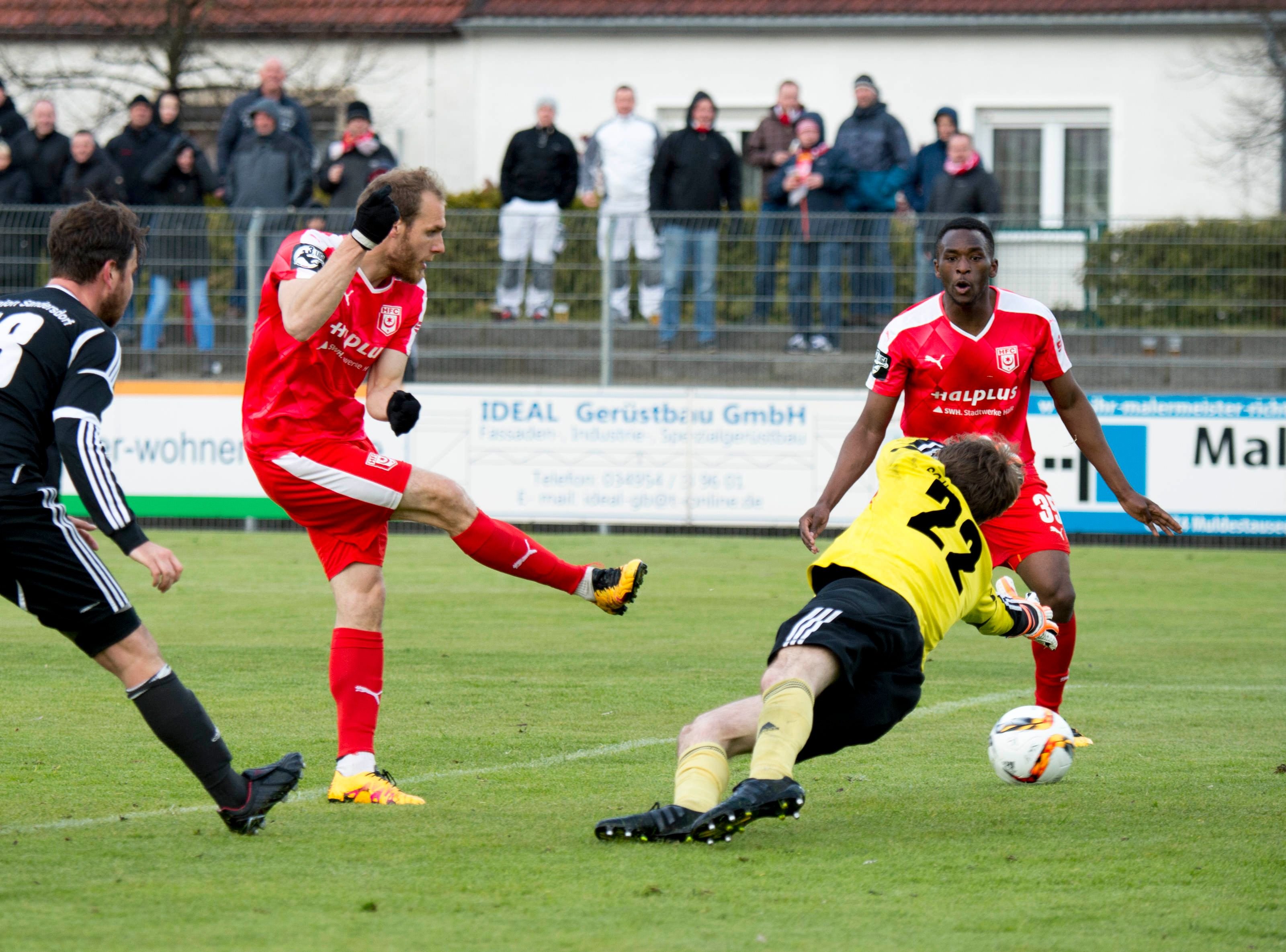 HFC Stürmer Timo Furuholm trifft gegen den Sandersdorfer Torwart Marius Kansy.