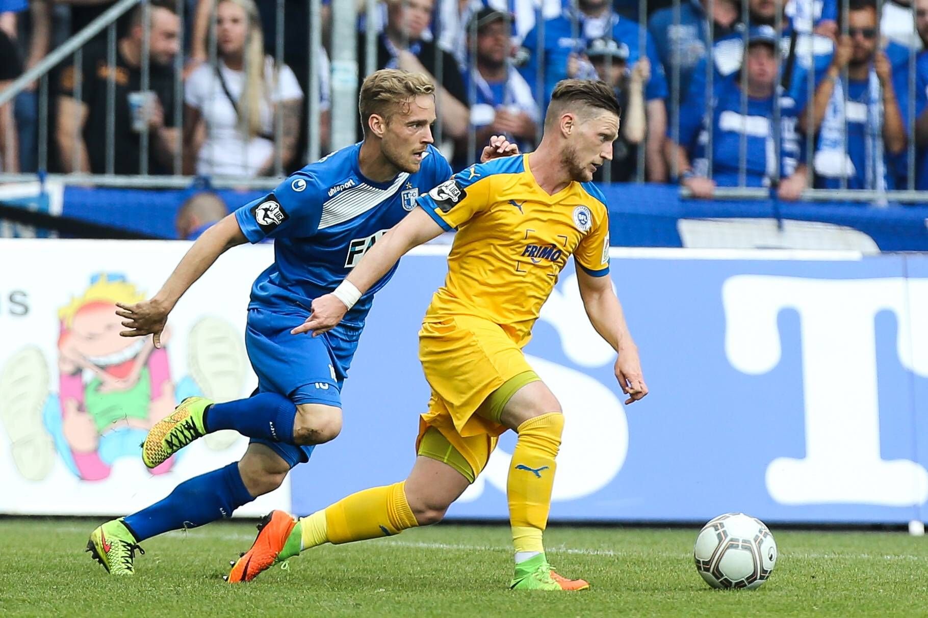 Szene aus der Vorsaison: Magdeburgs Butzen im Duell mit Lottes Dej.