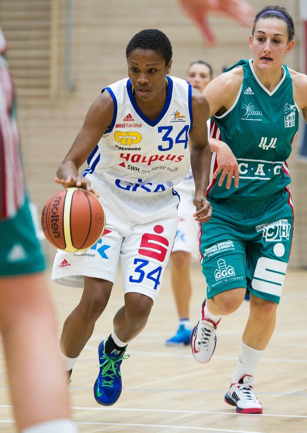 Tiffany Porter-Talbert (l., im Spiel gegen Chemnitz) ist nach einer Suspendierung heute wieder Topscorerin der Lions.