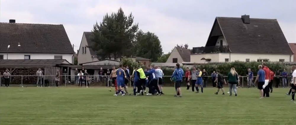 Gewalttätige Auseinandersetzungen in der Kreisliga. Beim Spiel in Paplitz schlug und trat ein Spieler aus Dornburg auch einen dunkelhäutigen Spieler. Es kam zu tumultartigen Szenen.