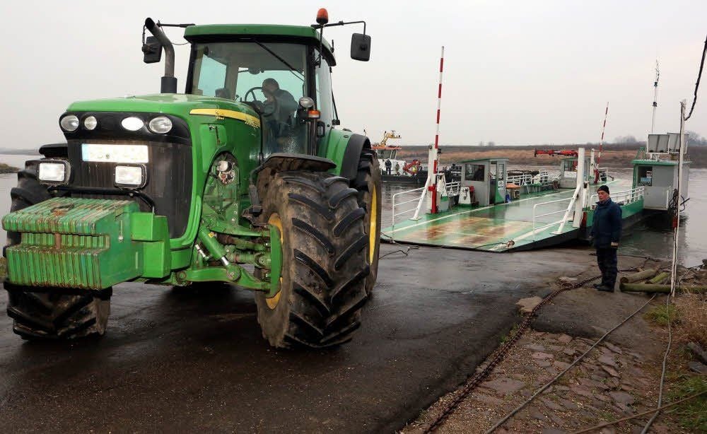 Zwei solche große Traktoren ziehen das Fahrzeug aus dem Wasser.