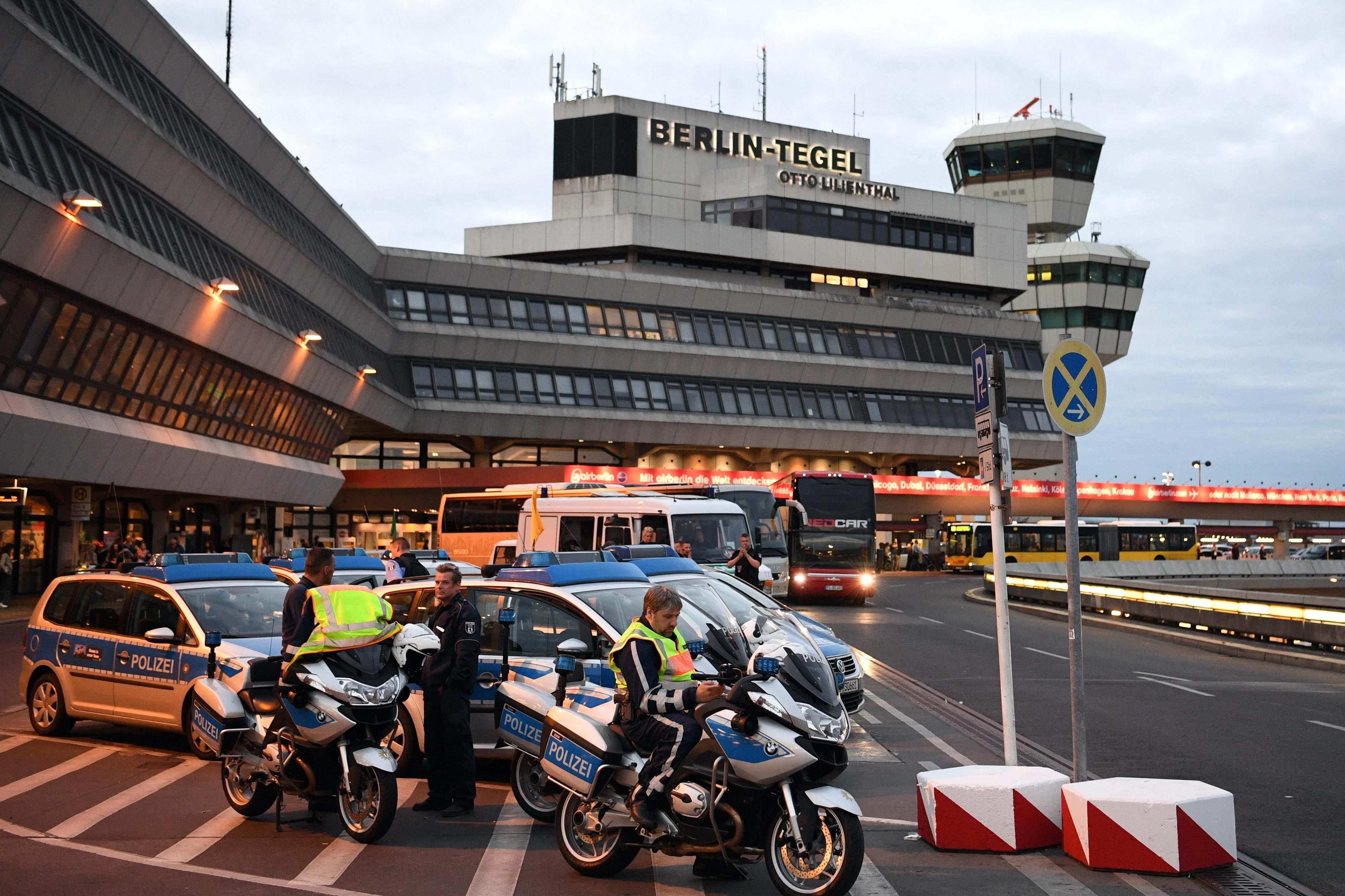 Die Polizei sicherte am Abend den Flughafen Tegel.