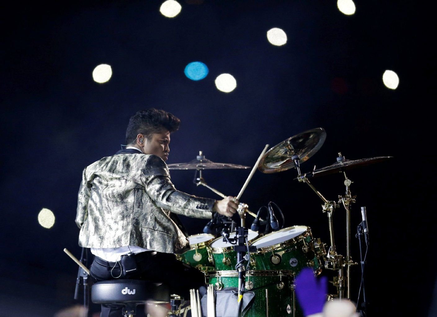 Bevor Bruno Mars singt, spielt er noch eine Runde Schlagzeug