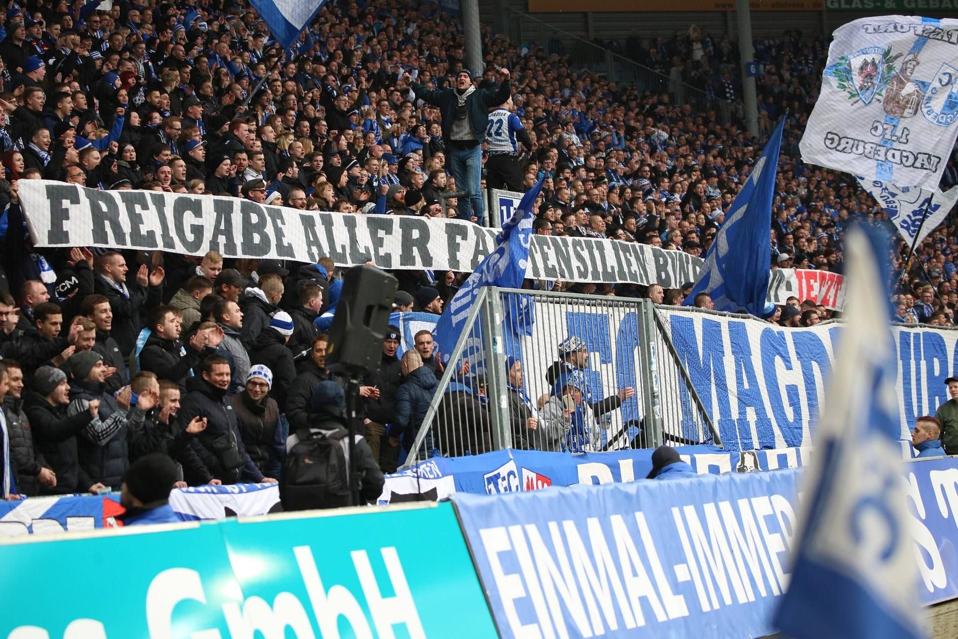 Mit einem Banner fordern Fans des 1. FC Magdeburg die Freigabe aller Fanuntensilien.