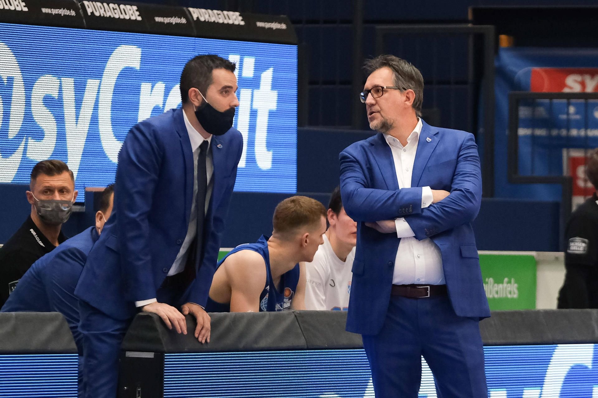 Assistant-Coach Aleksandar Scepanovic und Headcoach Silvano Poropat (r.) warten weiter auf den ersten Saisonsieg des Syntainics MBC in der Basketball-Bundesliga.