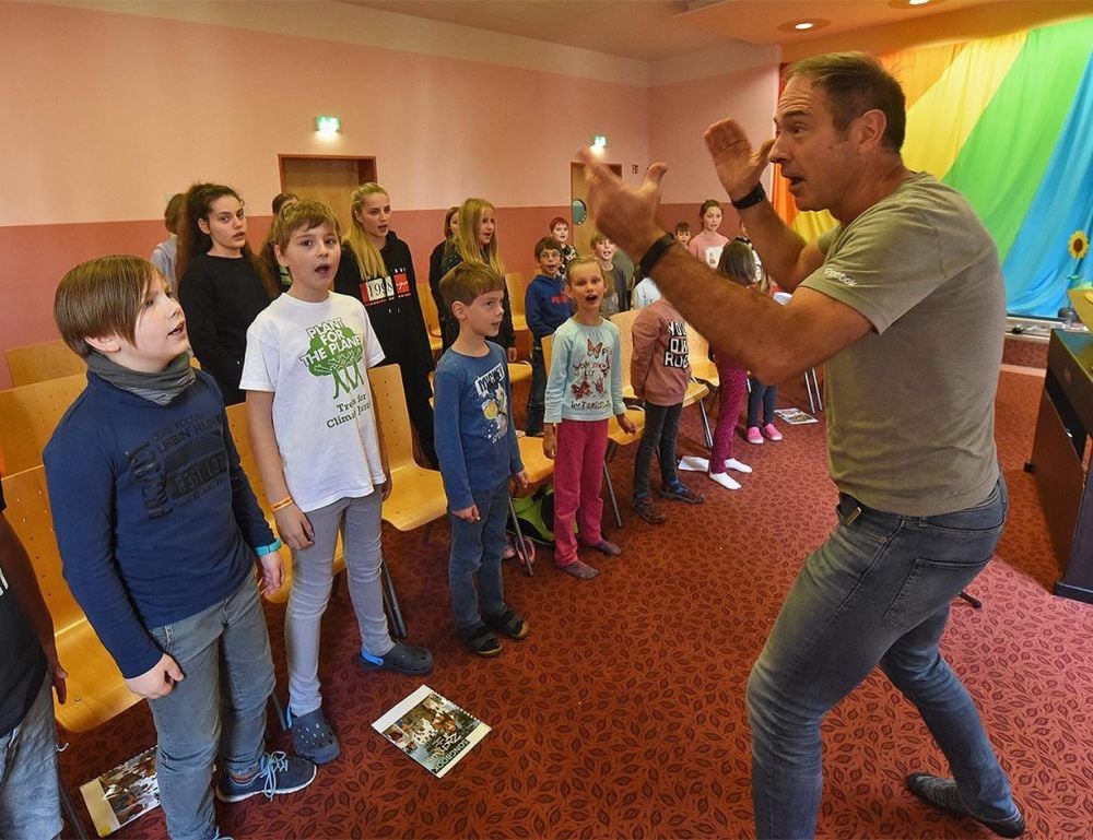 Stimmübungen in der Gruppe: Jürgen Groth probt an der Evangelischen Grundschule in Aschersleben mit den Kindern.