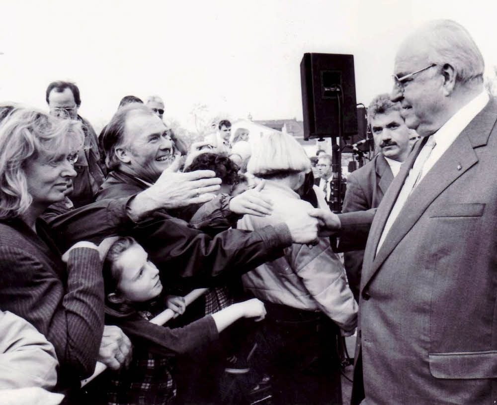 31. März 1998: Viele Bernburger wollen Kanzler Helmut Kohl auf dem Bernburger Rheineplatz die Hand schütteln.