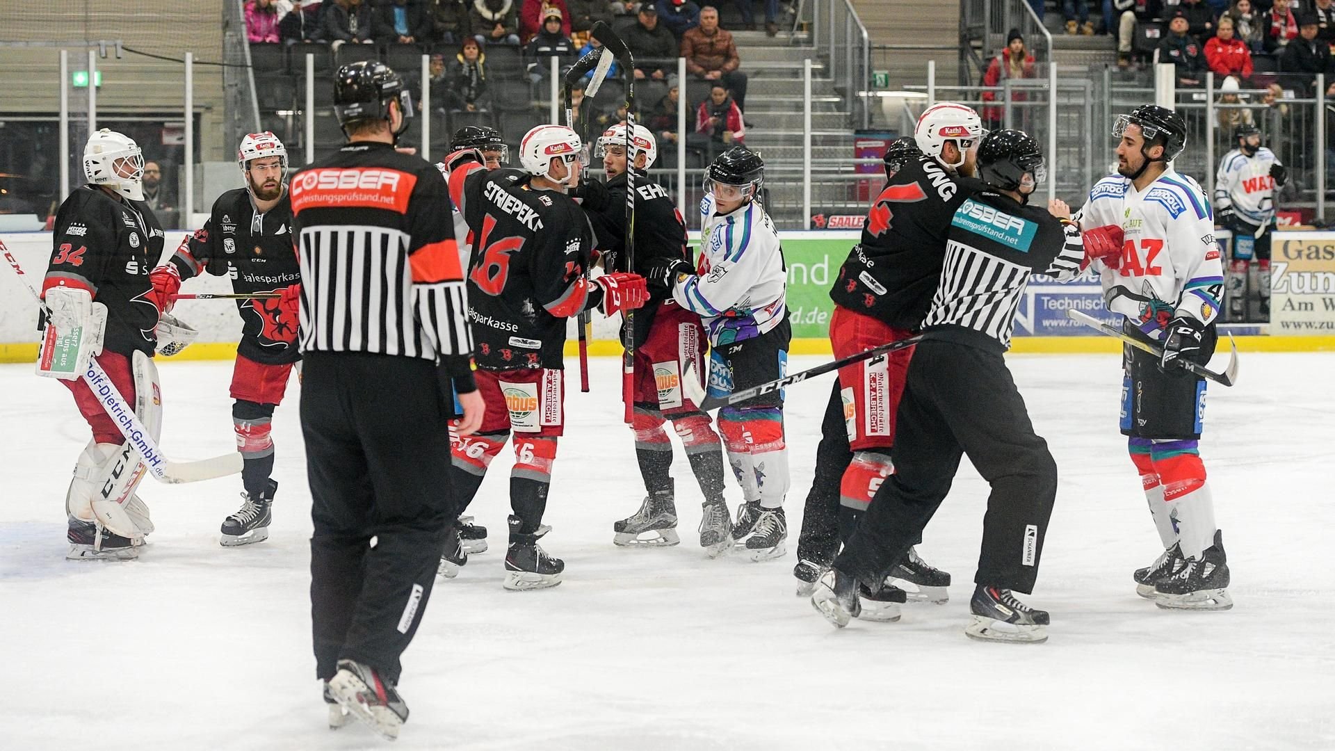 Nick Miglio (r.) im Trikot der Moskitos Essen beim Spiel in Halle 2018.