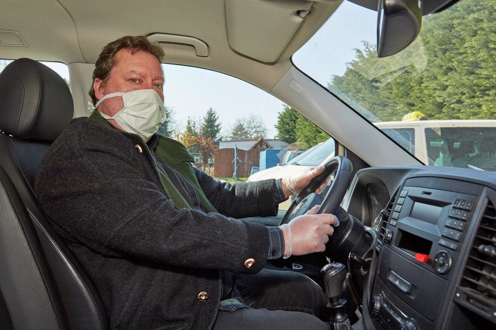 Viele Touren hat Taxiunternehmer Sven Altzschner derzeit nicht. Aber wenn, sitzt er mit Mundschutz und Handschuhen hinterm Steuer.