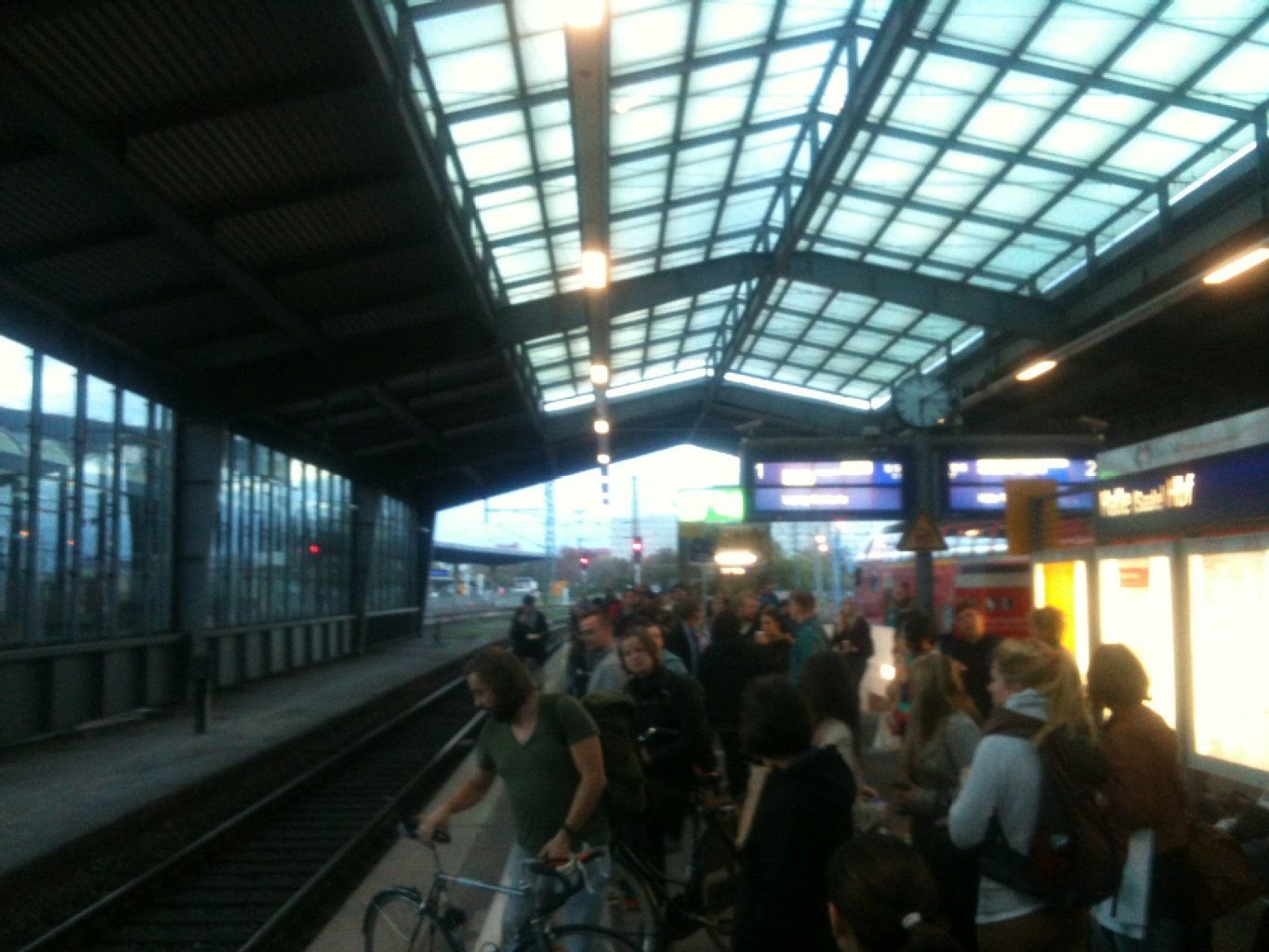 Auf dem Hauptbahnhof in Halle warten viele Menschen auf die S3 nach Leipzig.