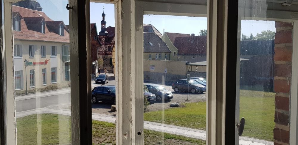 Das Gebäude liegt zentral in Harzgerode, das Rathaus ist in Sichtweite. Auf der Freifläche nebenan stand einst ein Hotel. Später war es Klubhaus.