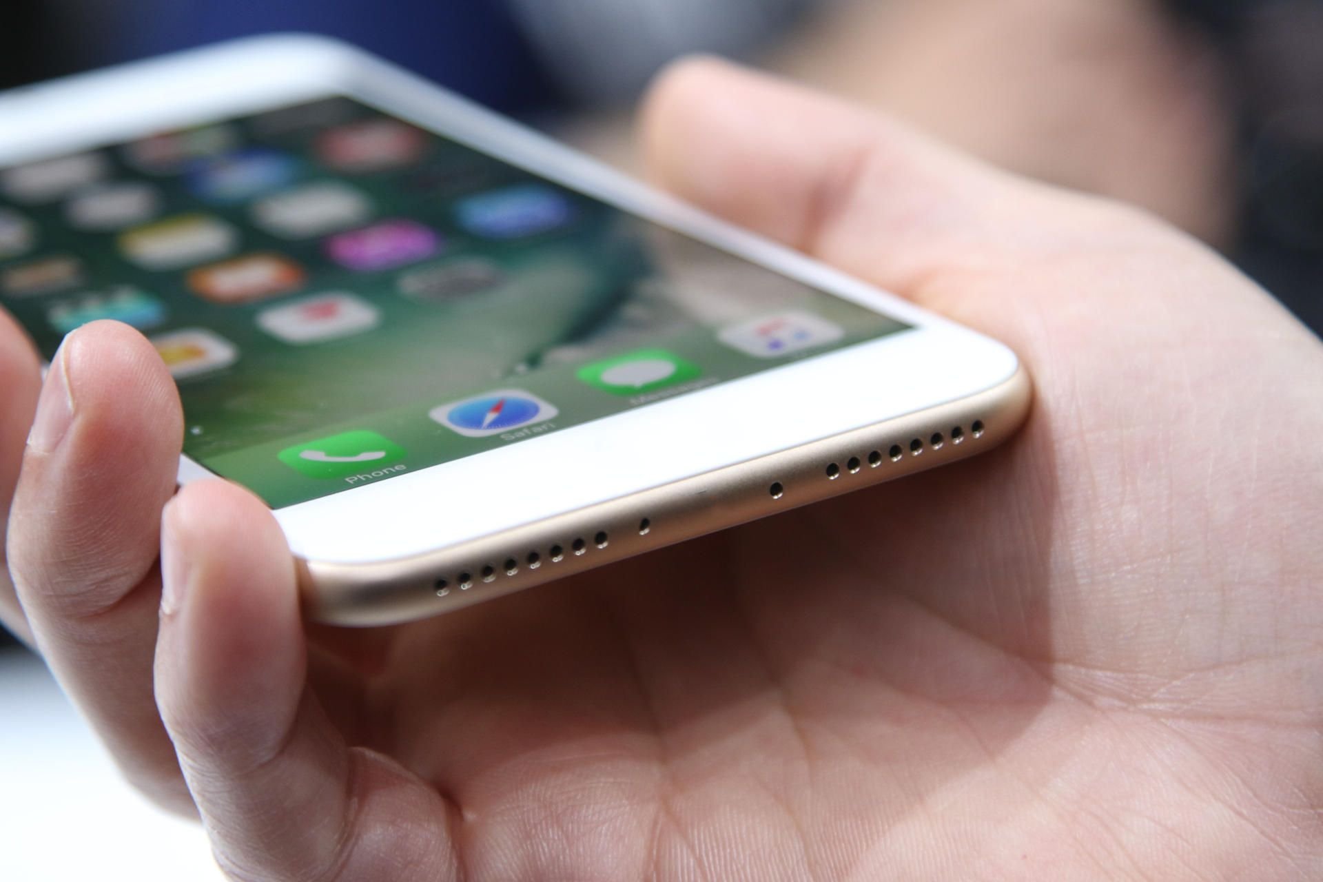 Könnte so das nächste iPhone aussehen - ohne Home-Button und Ladekabel-Anschluss? (Montage-Bild)