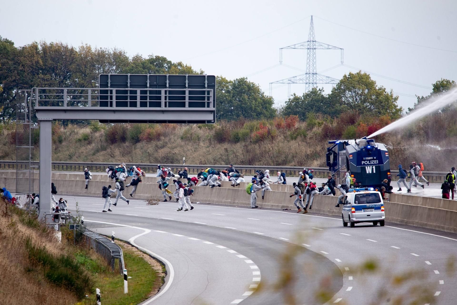 Braunkohlegegner laufen über die Autobahn in Richtung Tagebau Hambach