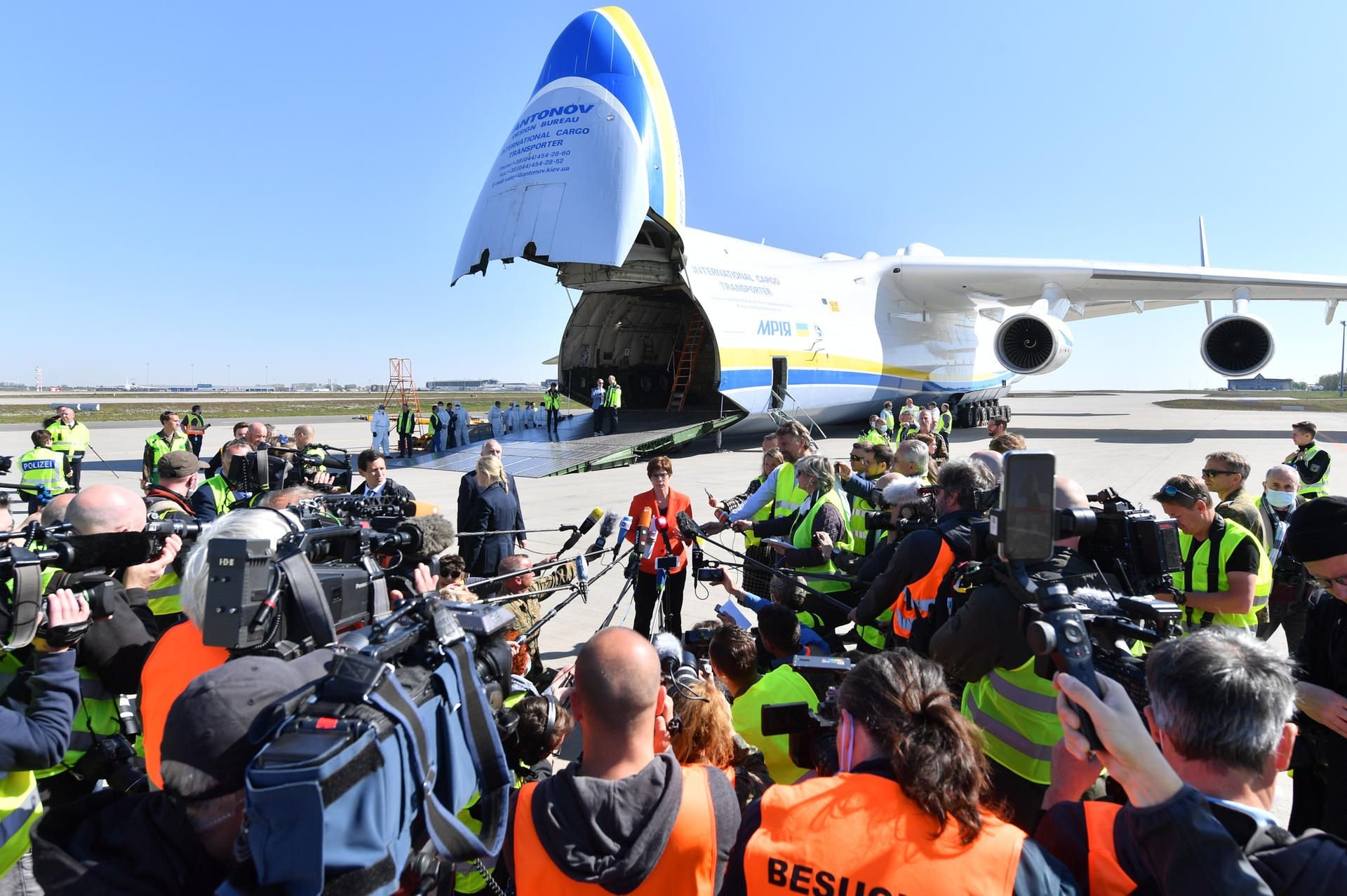 Bundesverteidigungsministerin Annegret Kramp-Karrenbauer (CDU, M.) steht auf dem Flughafen Leipzig/Halle von Pressevertretern umringt vor einer Antonow.