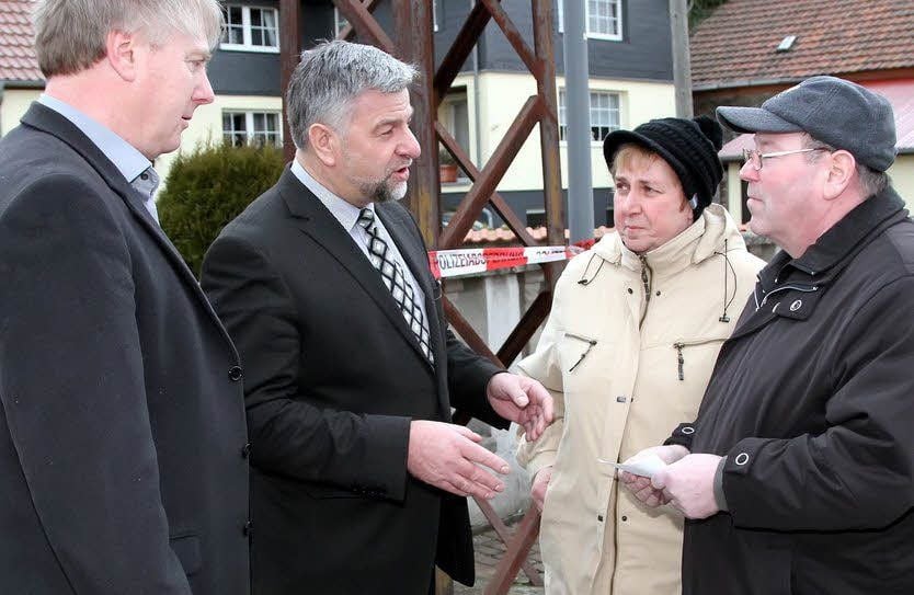 Ortsbürgermeister, Ortswehrleiter Frank Schrader und Südharz-Bürgermeister Ralf Rettig (v.l.) im Gespräch mit Marita und Werner Koch.