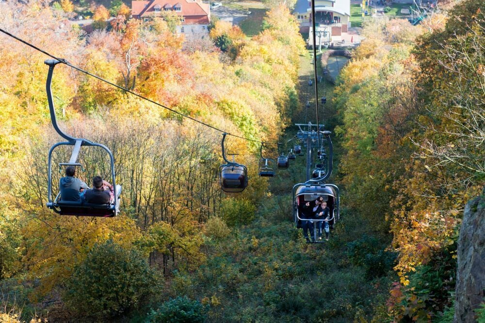 Im Sommer standen vorm Sessellift und den Gondeln zum Hexentanzplatz viele Gäste Schlange. Doch die Kapazität der Bahnen war reduziert.
