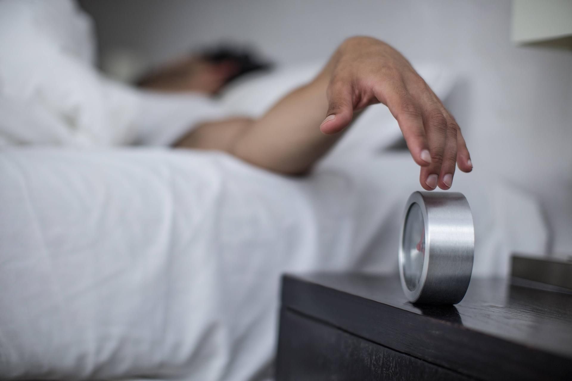 Das wiederholte Aufwachen und Einschlafen der Schlummerfunktion schadet unserer Gesundheit, sagt ein US-Forscher.