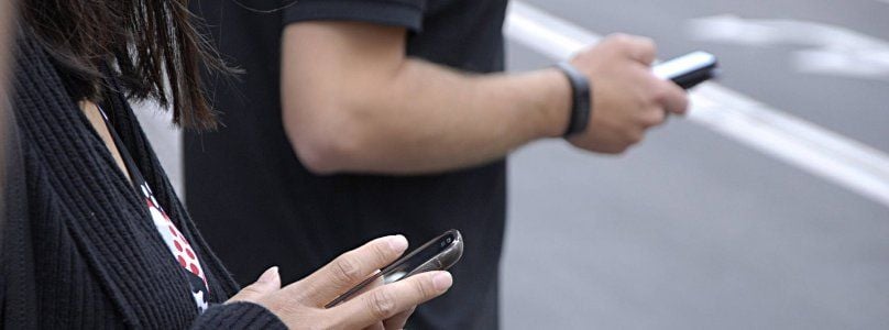 Beim Gehen aufs Handy starren soll unter Strafe gestellt werden, fordert ein Fachverband.