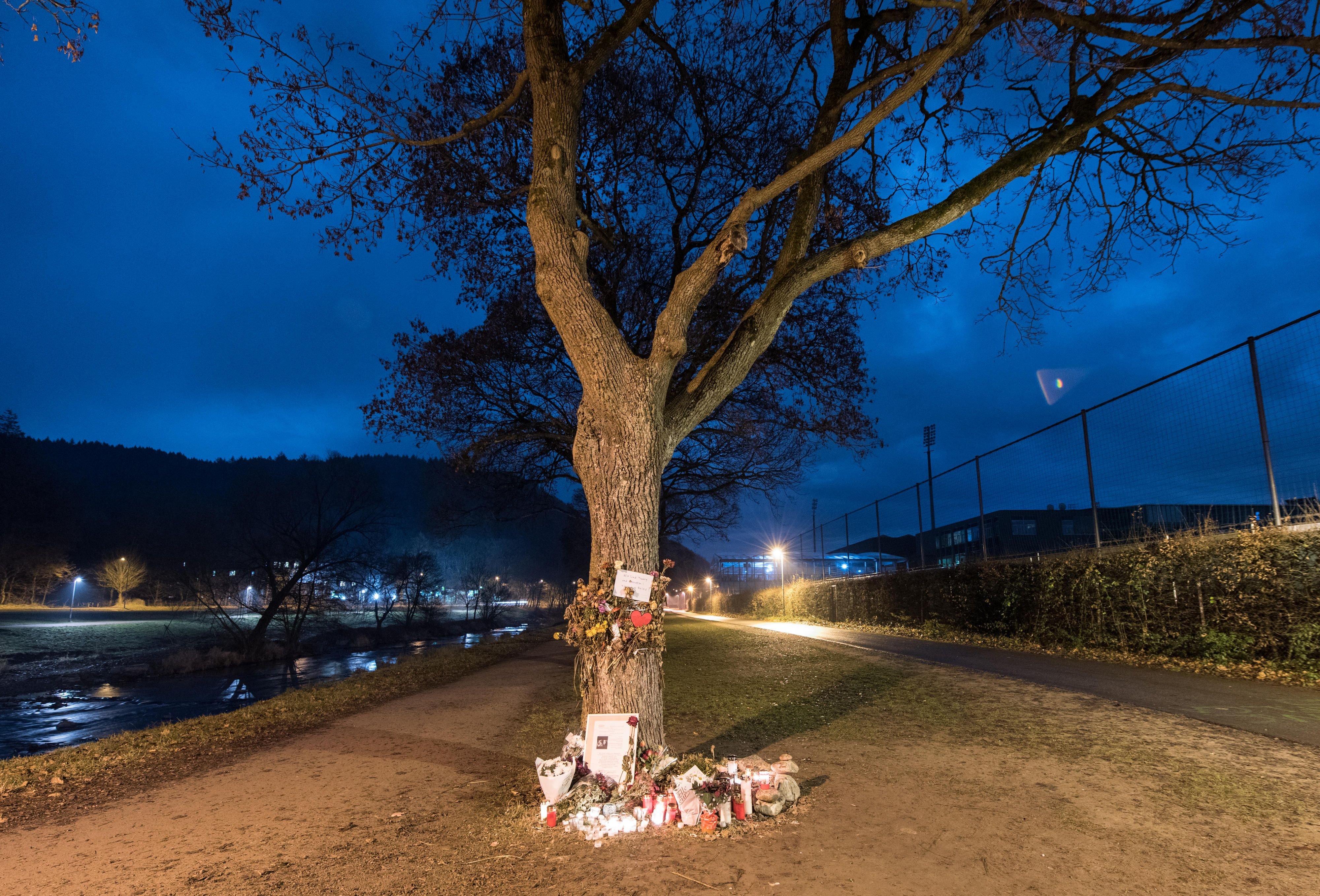 Blumen und Grablichter an dem Ort in Freiburg, an dem die 19-jährige Maria L. getötet wurde.