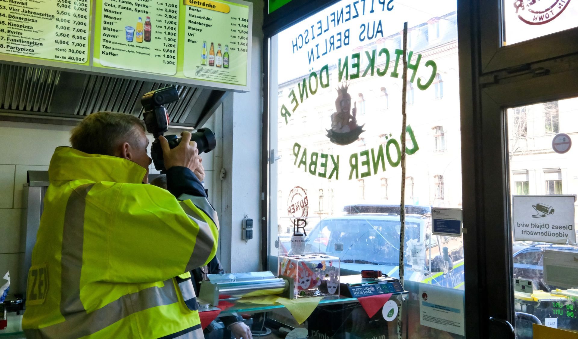 Im Kiez Döner in der Ludwig-Wucherer-Straße in Halle ist ein weiteres Einschussloch entdeckt worden.