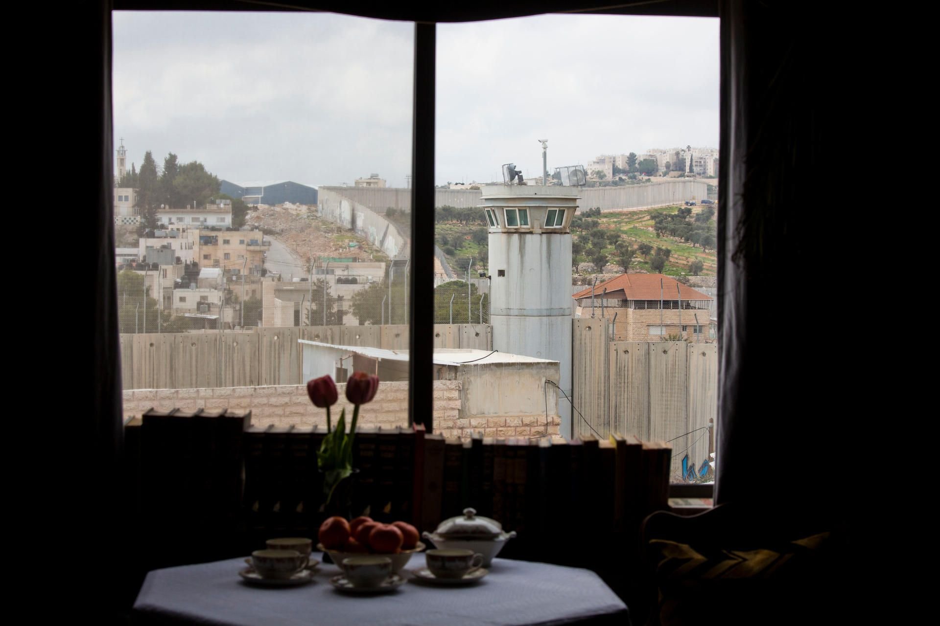 Blick auf einen israelischen Wachturm aus einem Zimmer des „The Walled Off Hote“ in Bethlehem im Westjordanland.