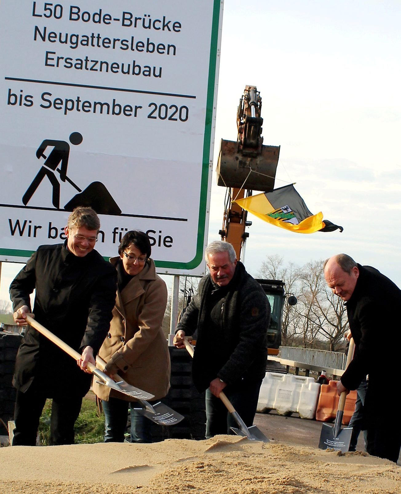Stefan Hörold, Regionalbereichsleiter der Landesstraßenbaubehörde (v.l.), Bürgermeisterin Susan Falke, Ortsbürgermeister Rolf Heinemann und Minister Thomas Webel beim symbolischen Spatenstechen zum Abrissbeginn.