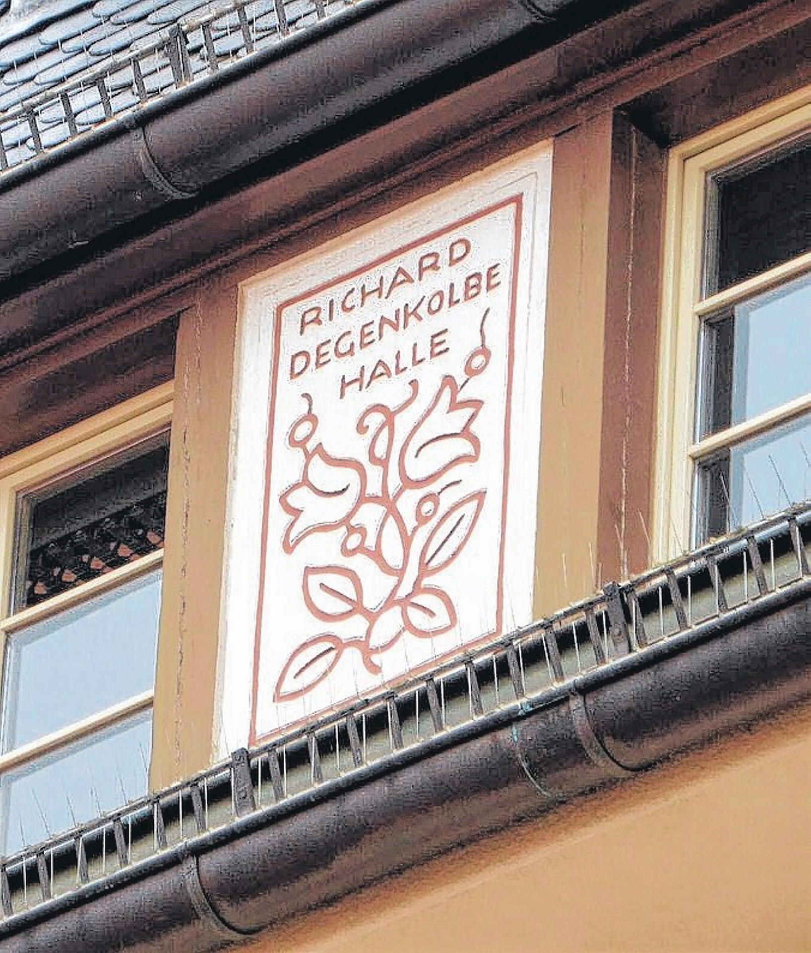 Signatur von Richard Degenkolbe. Von dem Halleschen Künstler stammen die Fassadenmalereien am Rathaus Aschersleben