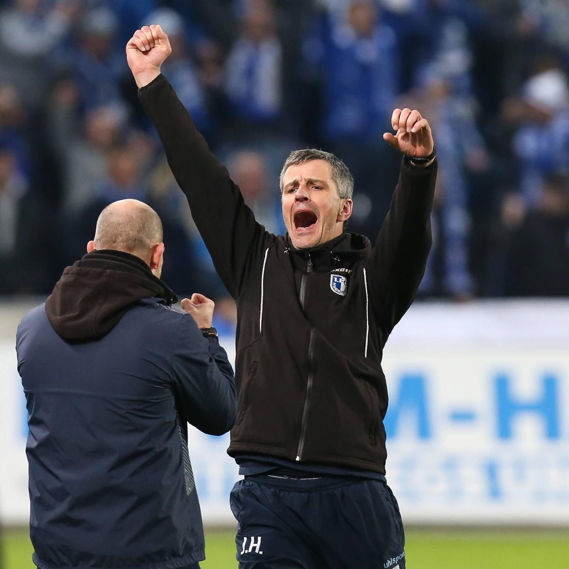Trainer Jens Härtel (1. FC Magdeburg) jubelt nach dem Schlusspfiff über den Sieg gegen Preußen Münster.