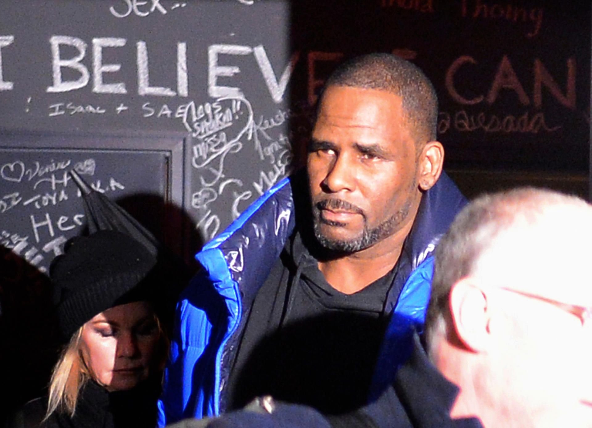 R. Kelly stellt sich in Chicago der Polizei.