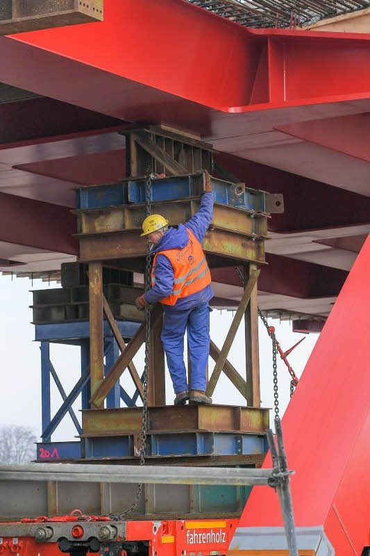 Neben schwerer Technik ist auch einiges an Handarbeit erforderlich.