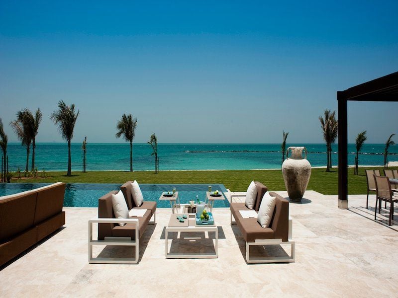 Gäste und Bewohner können auf Nurai Island mit dem Boot anreisen und von der Terrasse aus den Meerblick genießen.