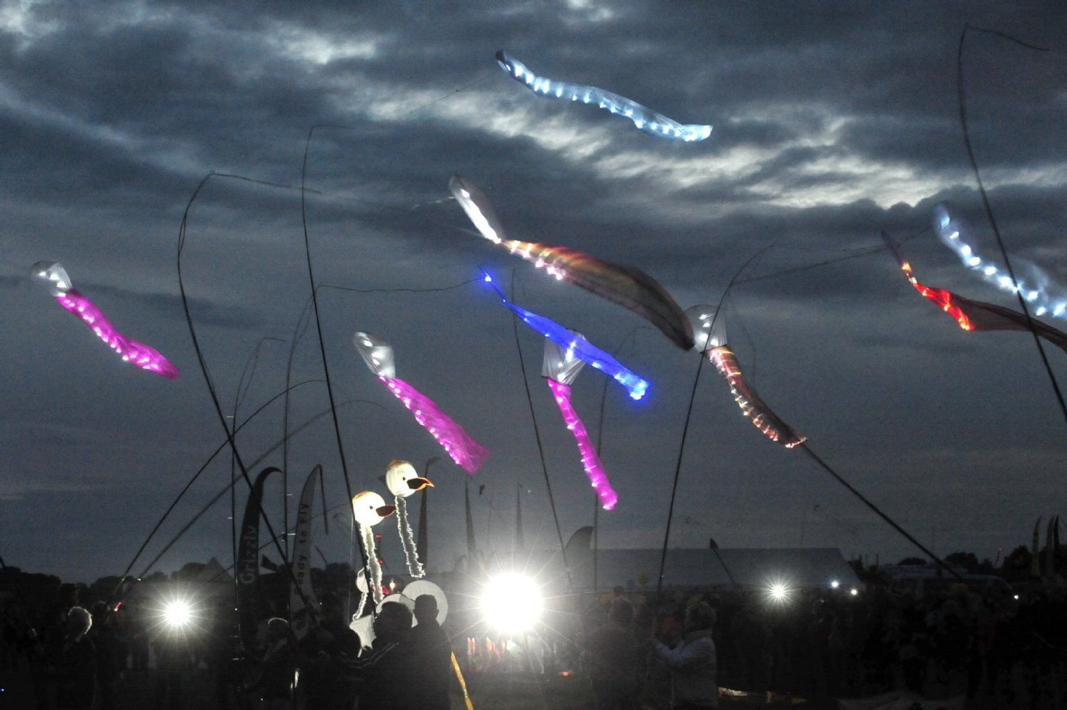 Zu den Höhepunkten des Drachenfestes gehören die Nacht-Drachen-Shows vor den Toren Wittenbergs.