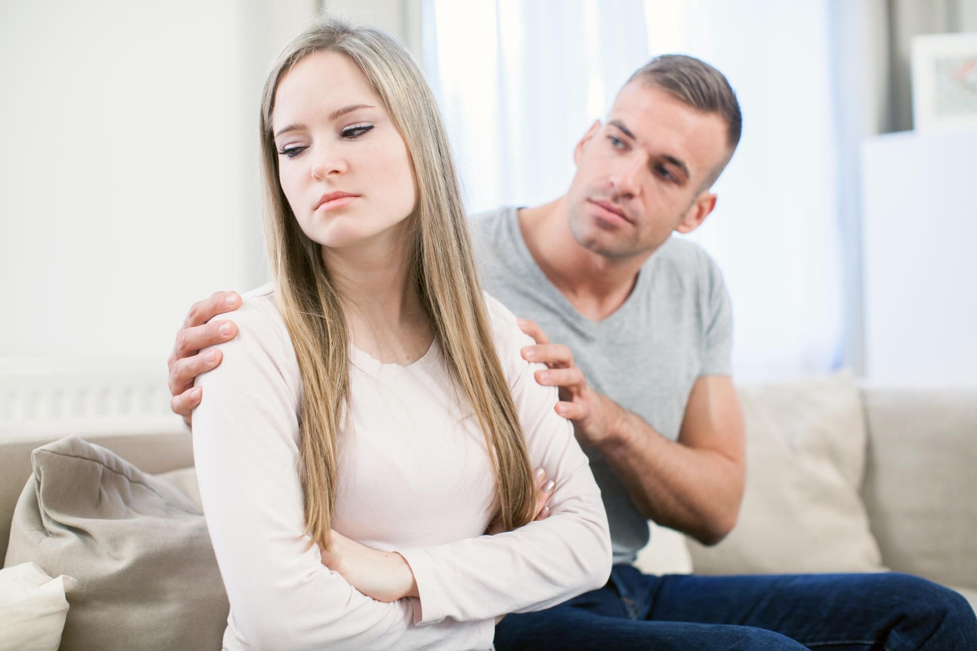 Mit Schmollen Schuldgefühle wecken: Verhält sich der Partner dann nicht, wie man es gerne hätte, droht Liebesentzug.