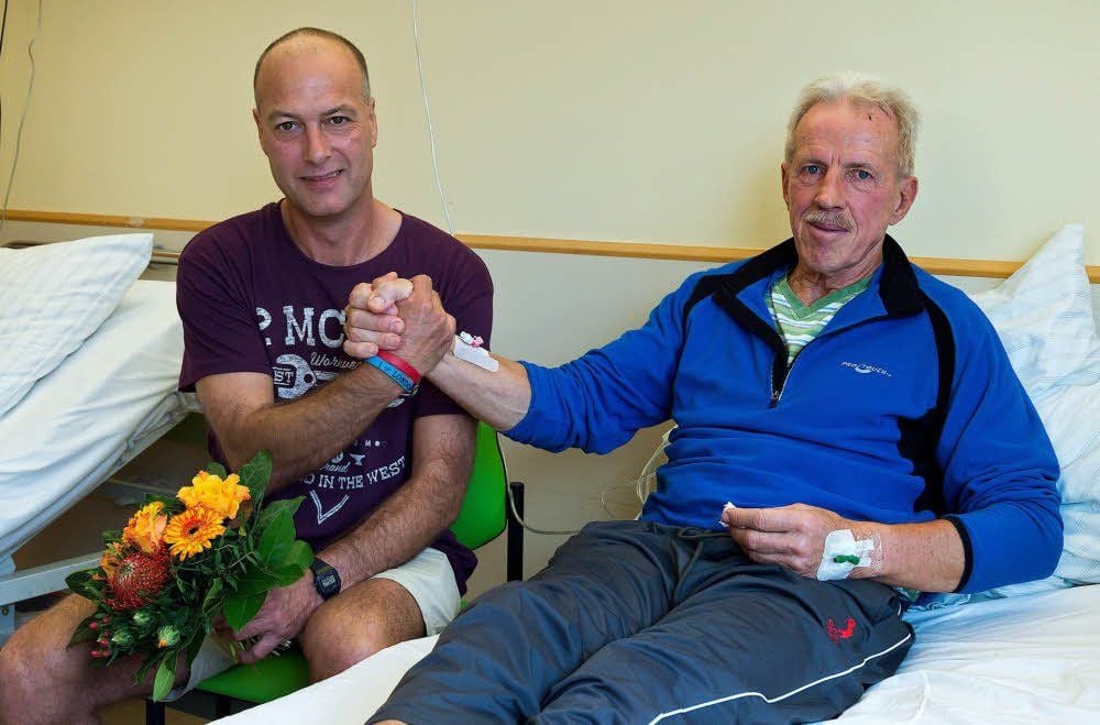 Retter Thomas Stange (l.) besuchte Eberhard Koch im Krankenhaus und erzählte ihm, was am Samstag alles passiert war.