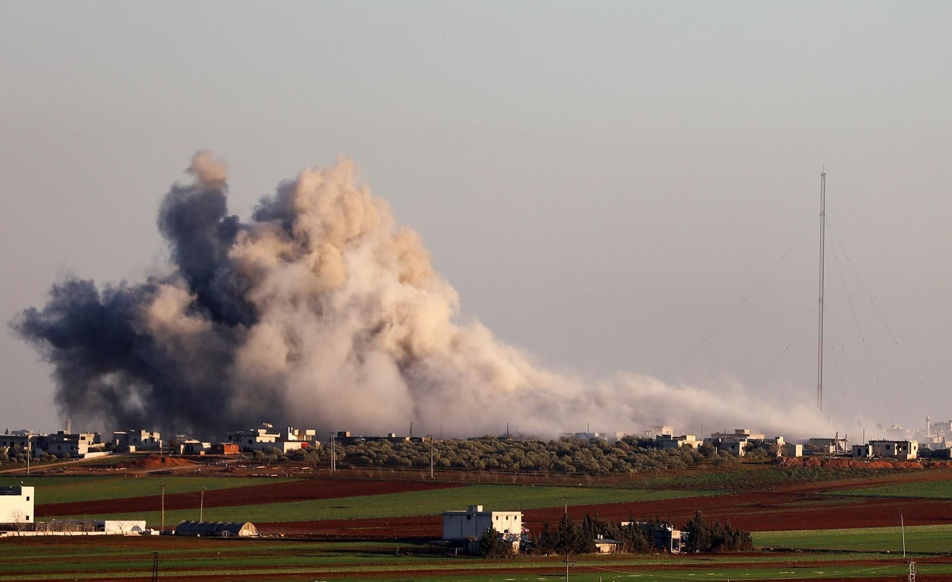 Rauch steigt über dem syrischen Dorf Salihiyah auf, nachdem die syrische Luftwaffe es am Donnerstag angegriffen hat.