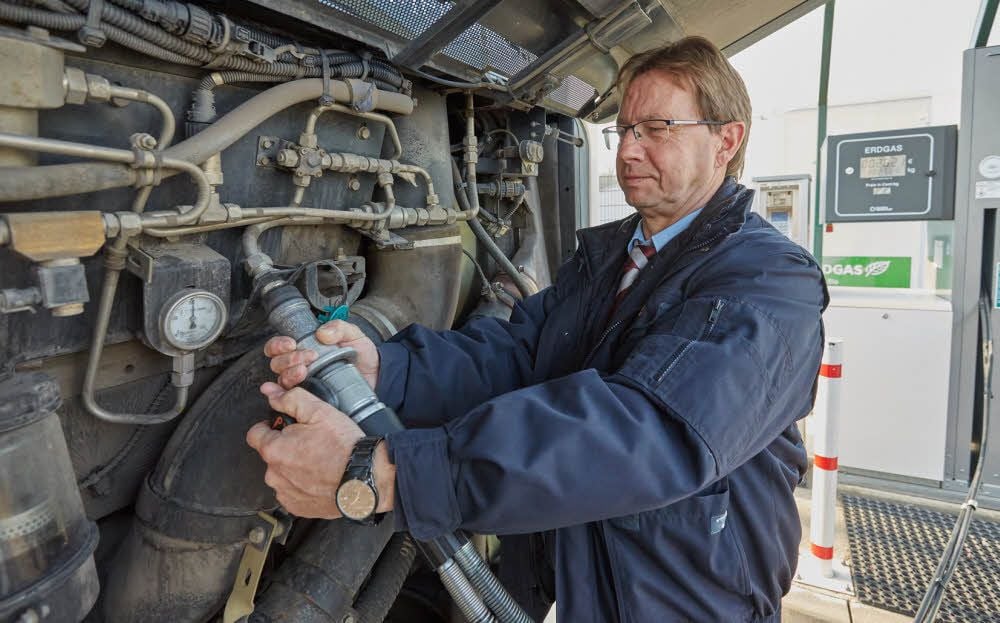 Auch die Kreisverkehrsgesellschaft des Salzlandkreises nutzt die Biogastankstelle der Stadtwerke an ihrem Bernburger Standort. Busfahrer Peter Müller und seine Kollegen tanken regelmäßig die Busse nach - bald mit Biogas aus Bernburg?