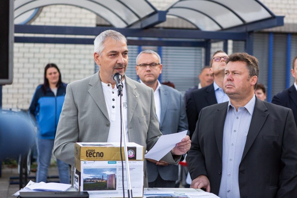 Die Übergabe der Unterschriften, hier Udo Lange (links) und Sven Weißbrodt, zum Erhalt des Klinikums in Zeitz war nur der Anfang.