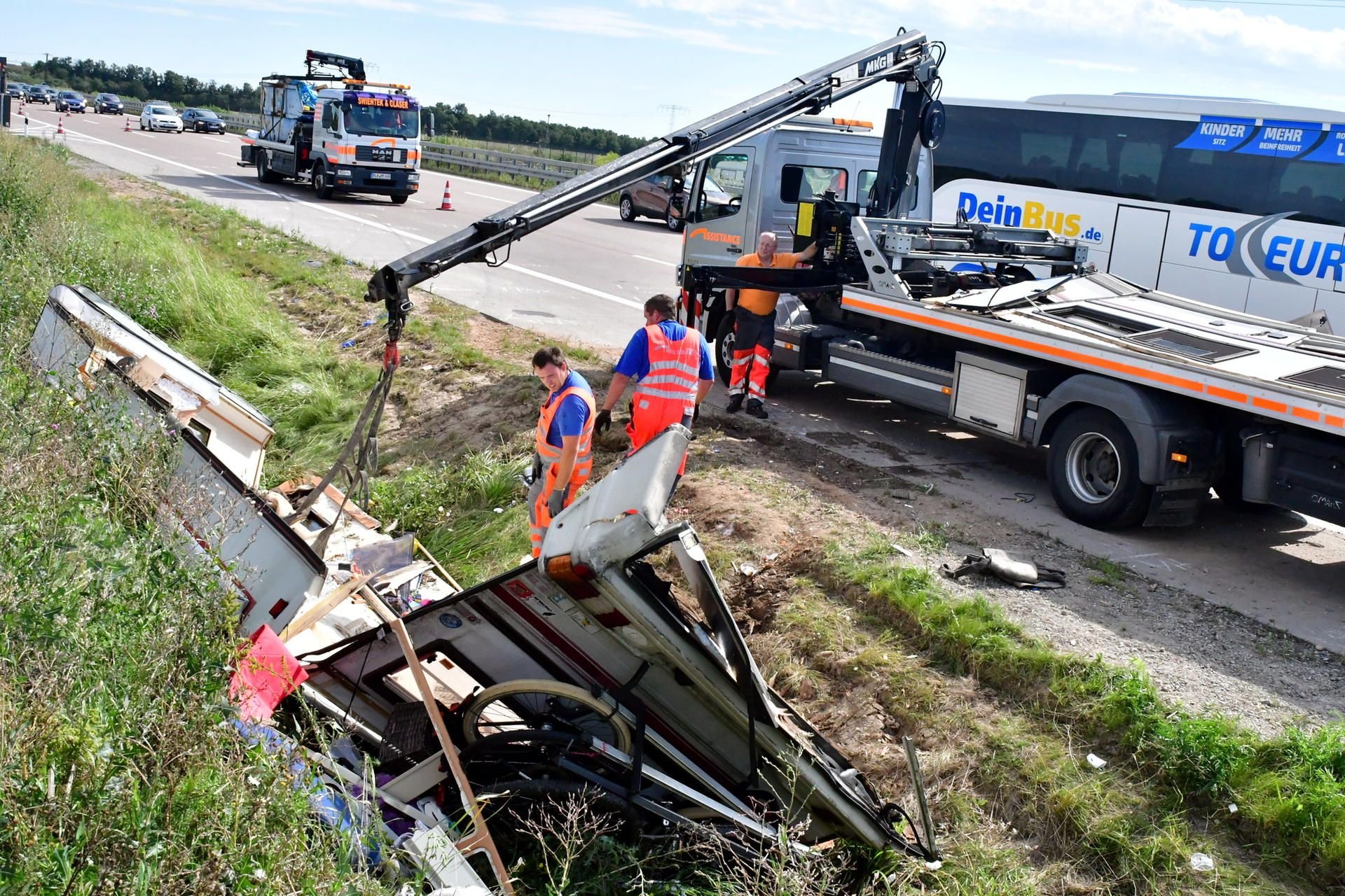 Ein Abschleppunternehmen an der Unglücksstelle an der A9 am 30. Juli 2017.