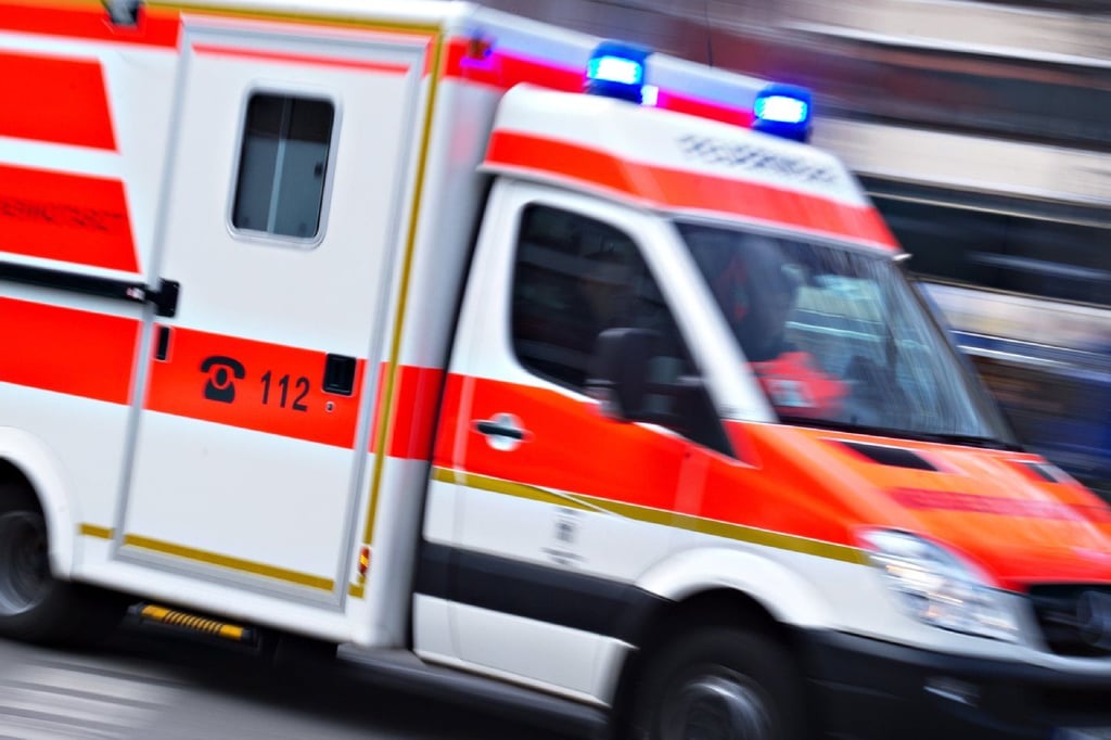 Ein Rettungswagen mit Blaulicht auf dem Weg zu einer Unfallstelle.