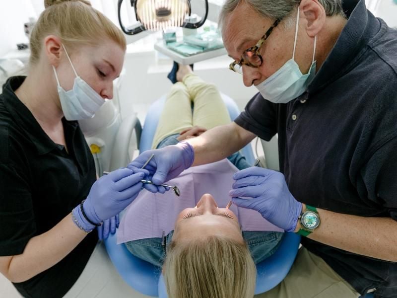 Um die Kosten gering zu halten, können Patienten eine Zahnbehandlung im Internet versteigern. (Symbolfoto)