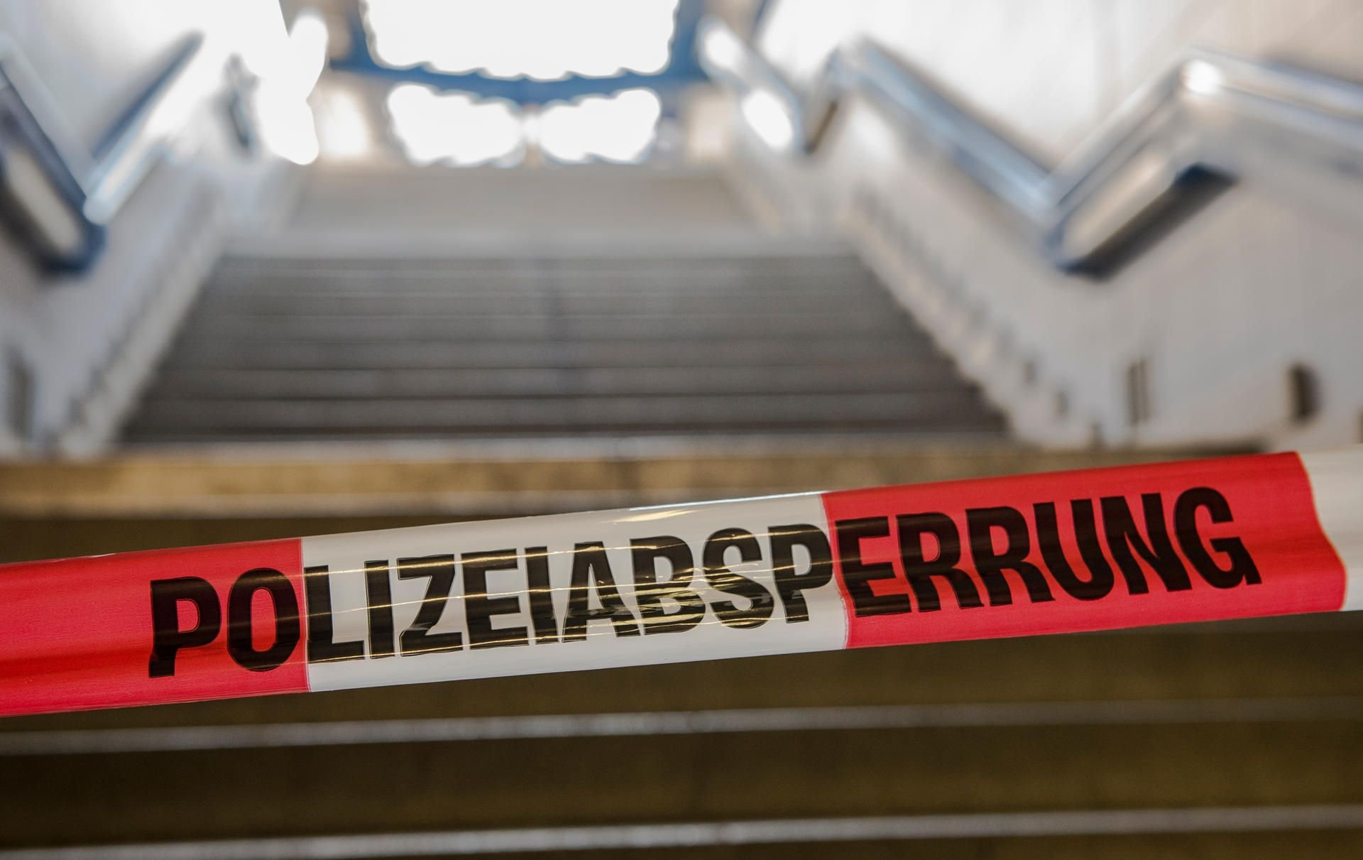 „Polizeiabsperrung“ steht in Berlin auf dem Absperrband im S-Bahnhof am Treptower Park.