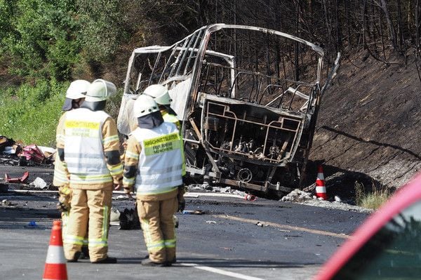 Bei dem schweren Busunfall auf der Autobahn 9 in Oberfranken sind 18 Menschen ums Leben gekommen.