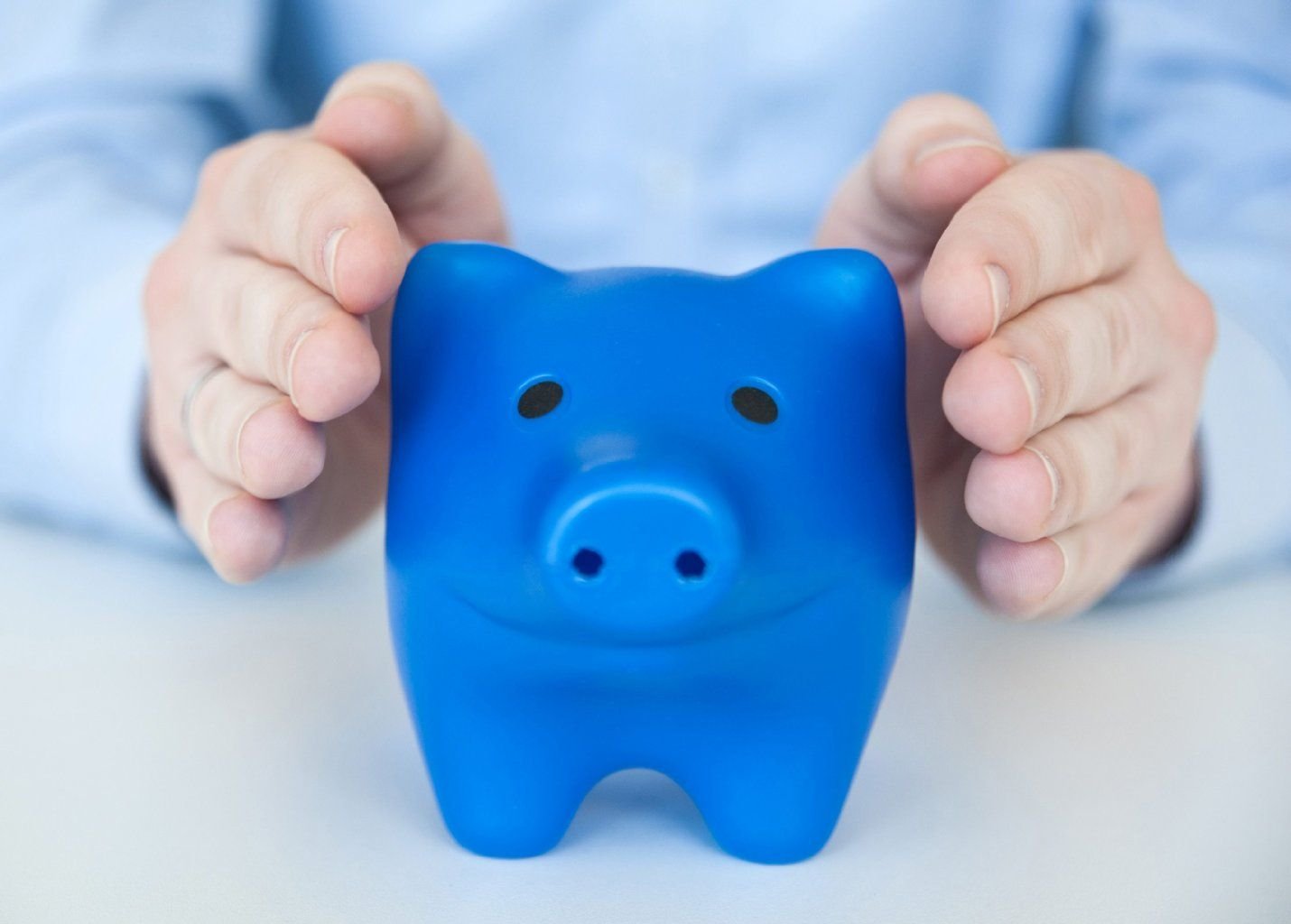 Wie kann ich mein Erspartes in Zeiten niedriger Zinsen vor der Inflation schützen oder trotzdem noch vermehren? Vorsichtige Anleger müssen laut Ratgeber Kompromisse eingehen.